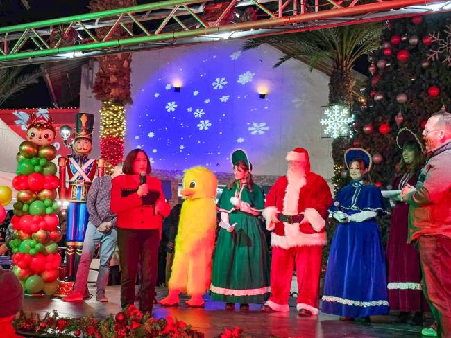 Dos Lagos Tree Lighting Ceremony