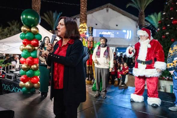 Dos Lagos Tree Lighting 