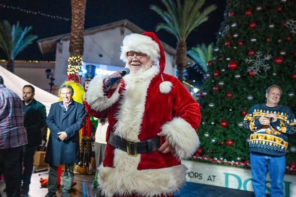 Dos Lagos Tree Lighting 