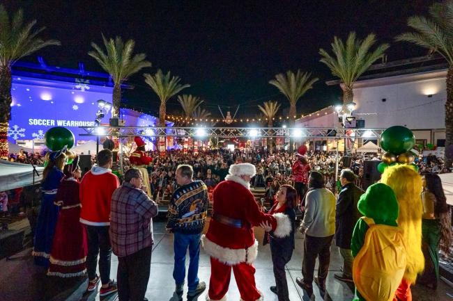 Dos Lagos Tree Lighting 