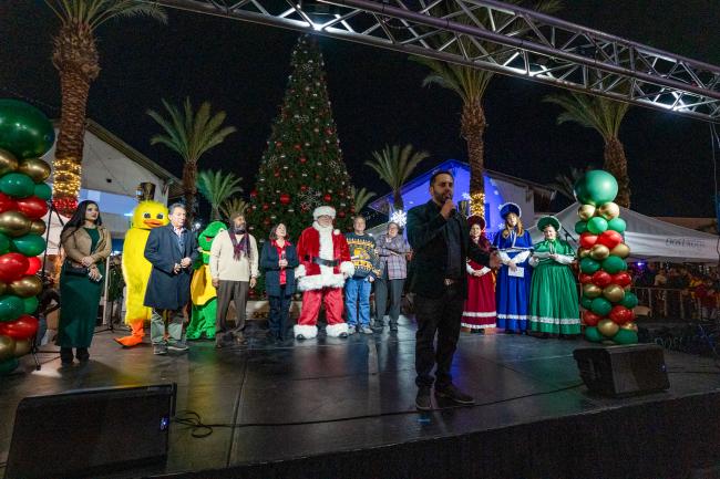 Dos Lagos Tree Lighting 